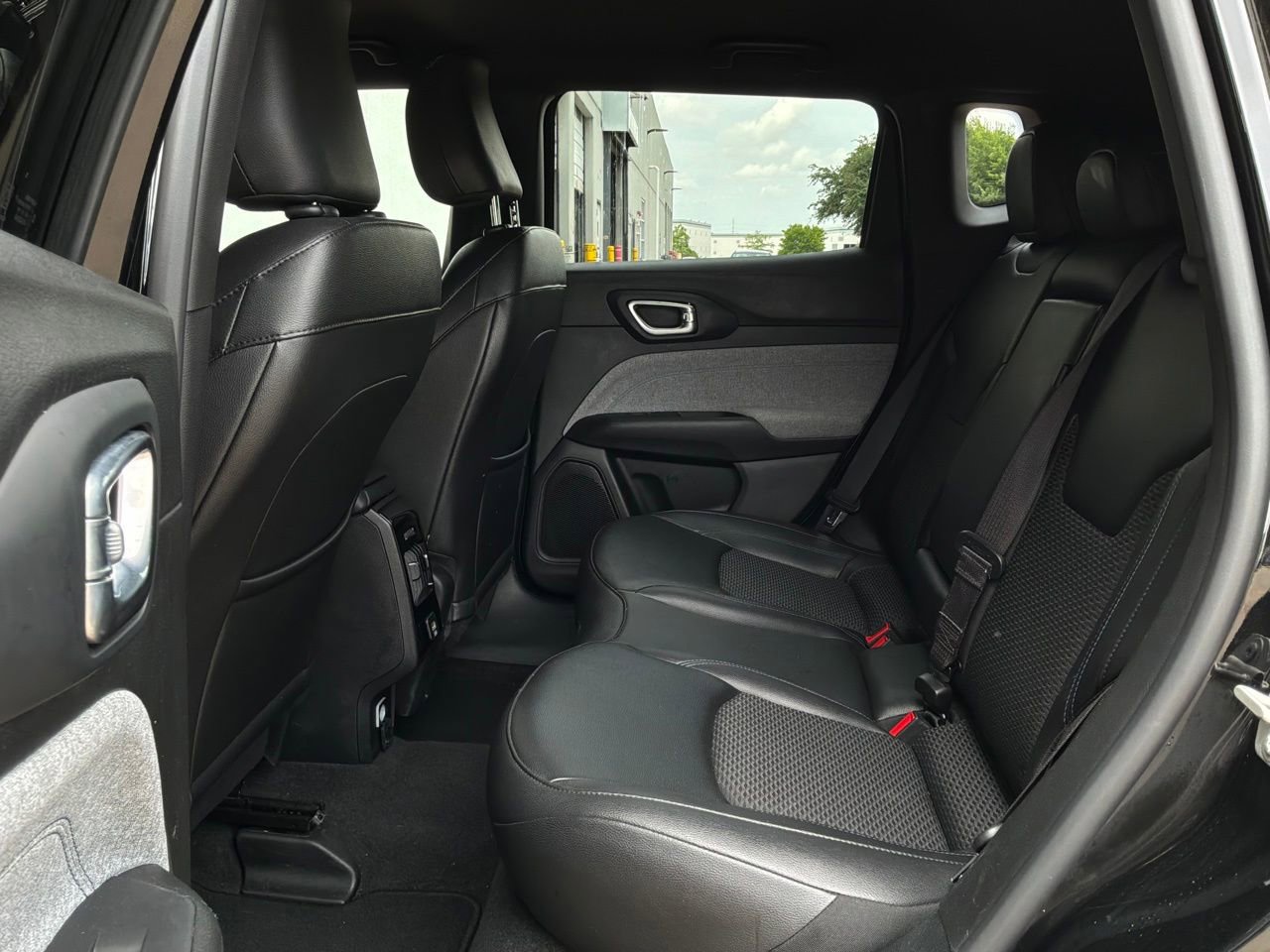 Used 2025 Jeep Compass Latitude AWD/4WD image 11