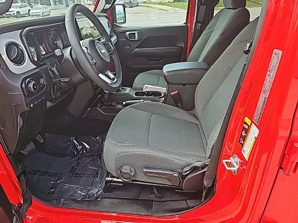 Certified 2025 Jeep Wrangler Unlimited Sahara w/ Safety Group image 14