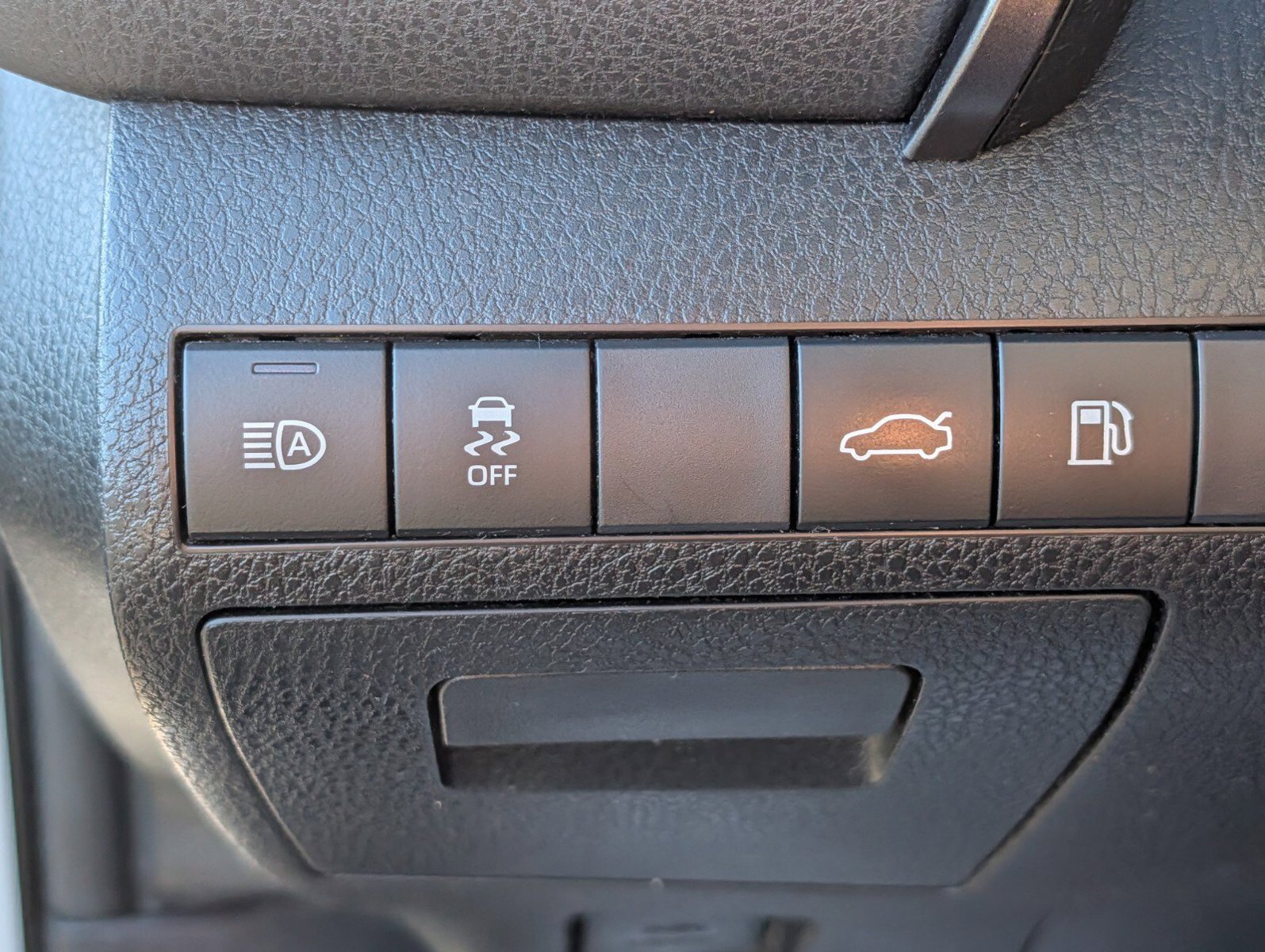 Used 2018 Toyota Camry LE FWD image 9