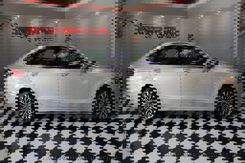 Used 2017 Ford Fusion SE image 3