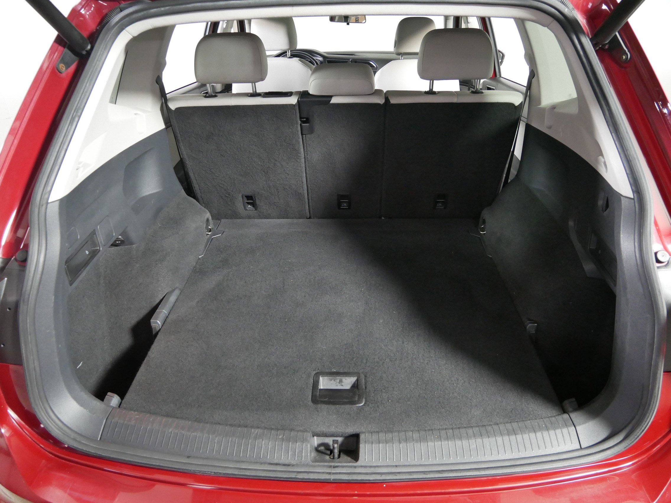 Used 2018 Volkswagen Tiguan SEL image 18