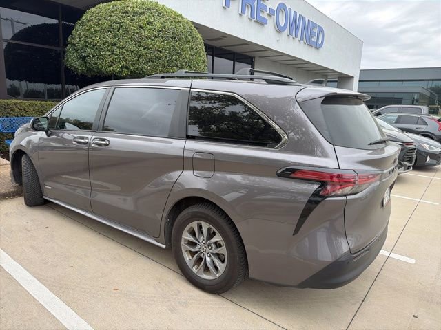 Used 2021 Toyota Sienna XLE image 4