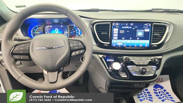 Used 2024 Chrysler Pacifica Select image 14
