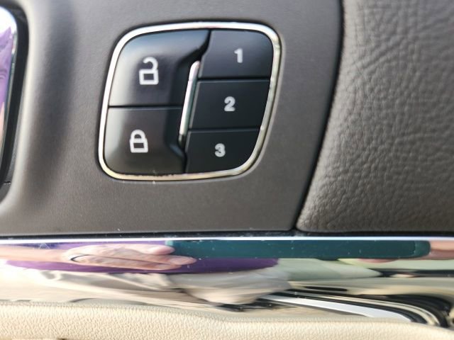 Used 2013 Lincoln MKS image 19