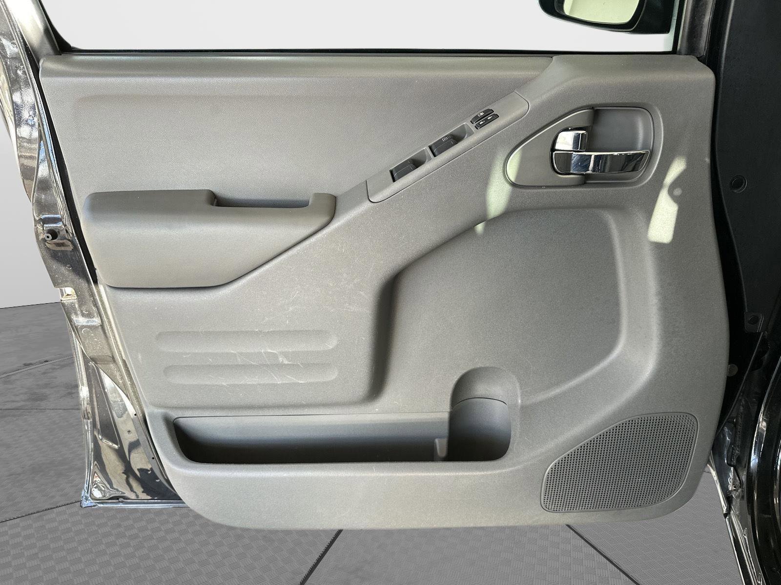 Used 2016 Nissan Frontier SV image 11