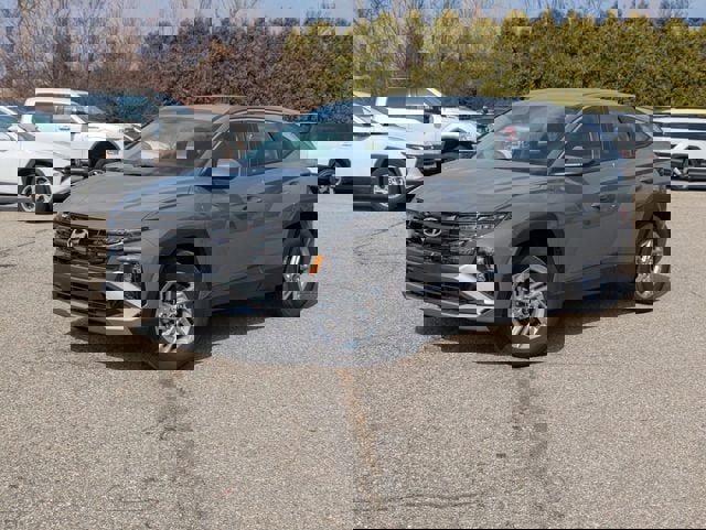 Certified 2025 Hyundai Tucson SE image 1
