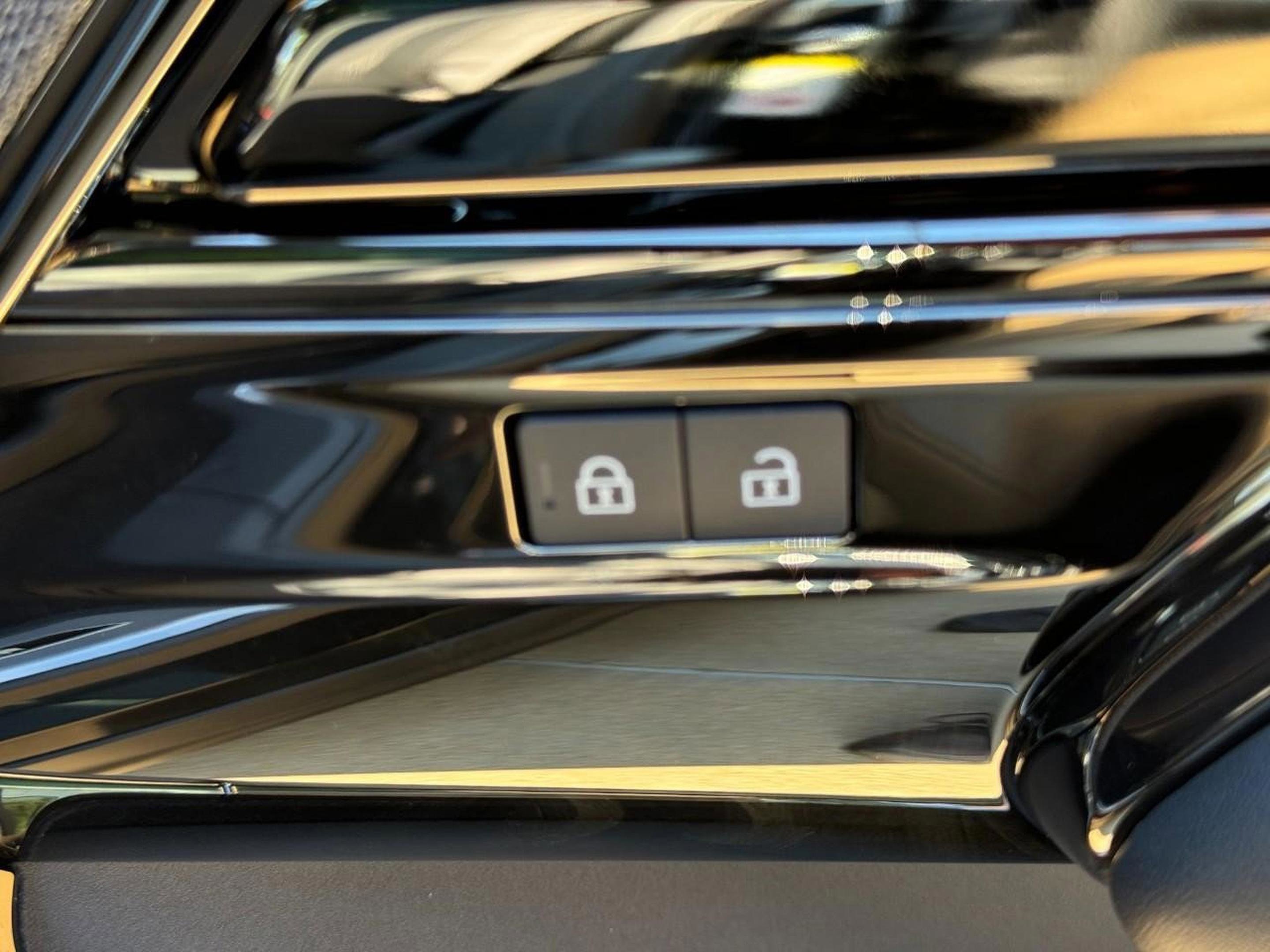 Used 2025 Land Rover Range Rover Sport SE image 22