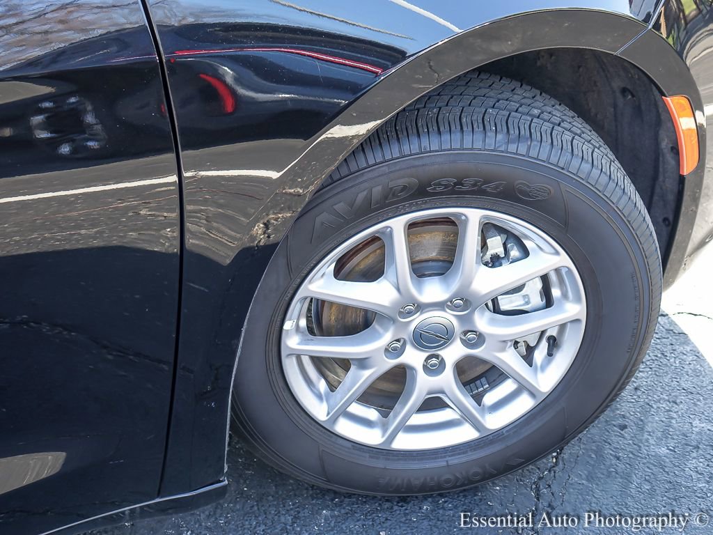 Used 2025 Chrysler Pacifica Select FWD image 13