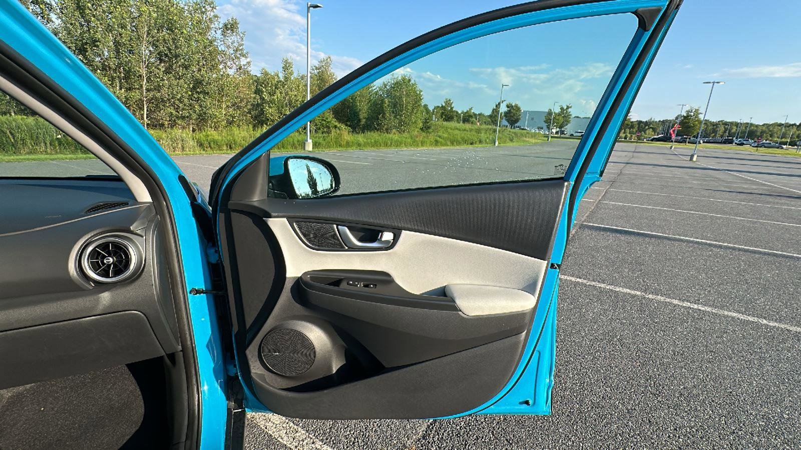 Certified 2022 Hyundai Kona Limited w/ Cargo Package image 17