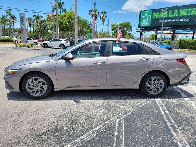 Used 2024 Hyundai Elantra Blue FWD image 4
