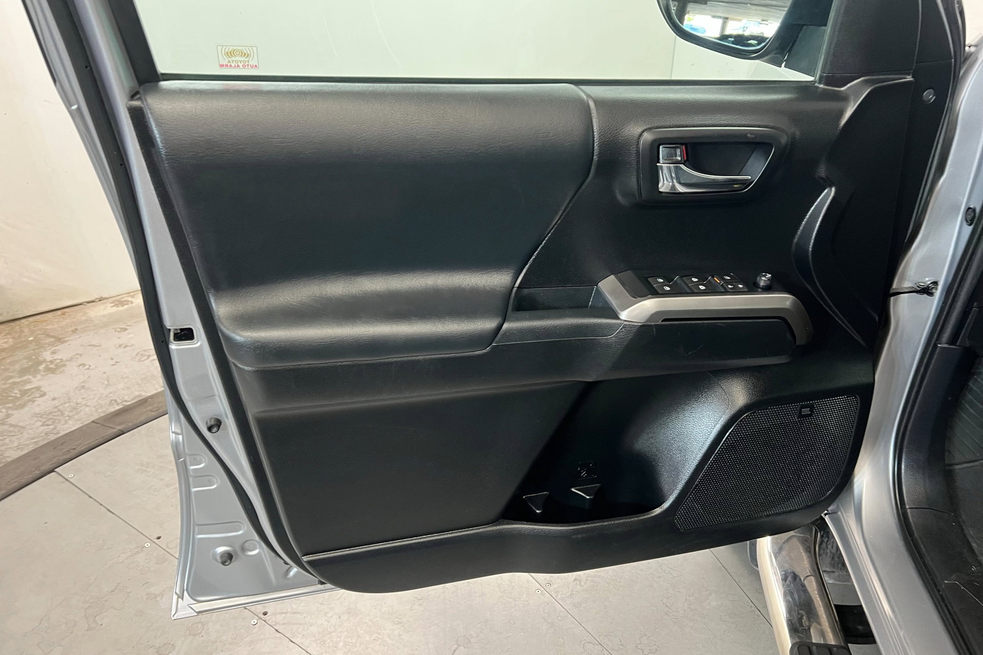 Used 2021 Toyota Tacoma Limited image 15