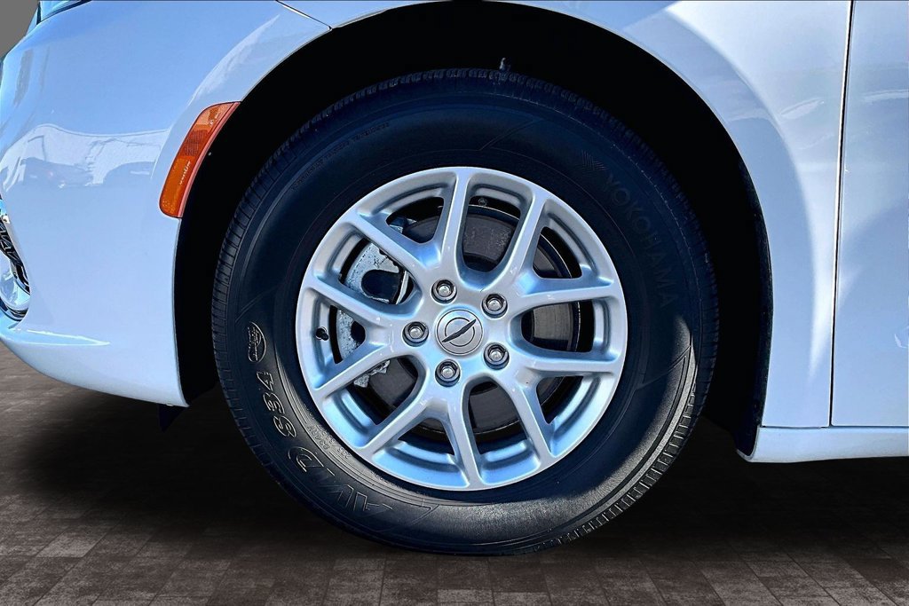 Used 2022 Chrysler Pacifica Touring-L FWD image 35