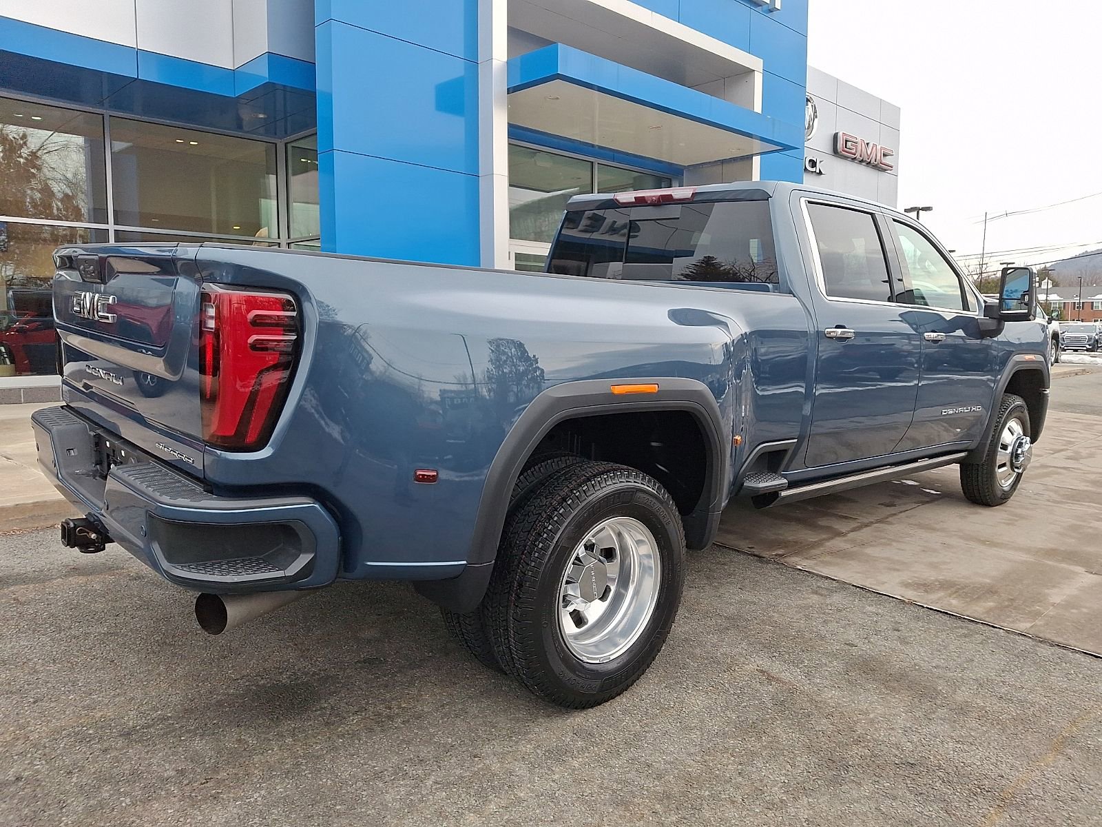 Used 2024 GMC Sierra 3500 Denali Ultimate AWD/4WD image 6