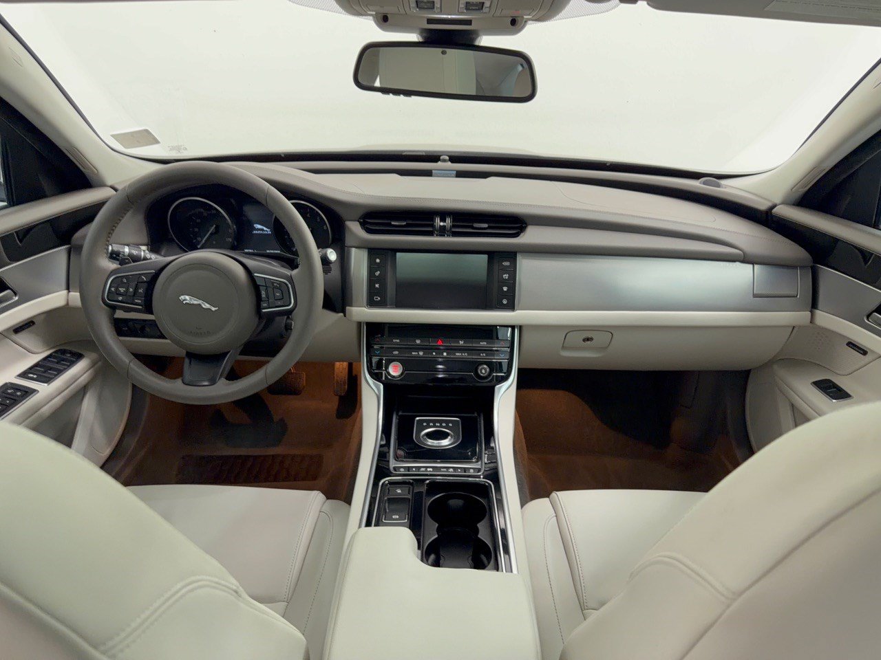 Used 2018 Jaguar XF Premium RWD image 17