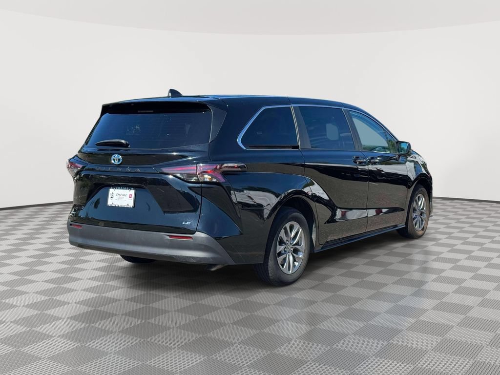 Used 2025 Toyota Sienna LE FWD image 7