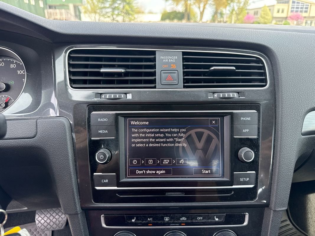 Used 2018 Volkswagen Golf S image 21