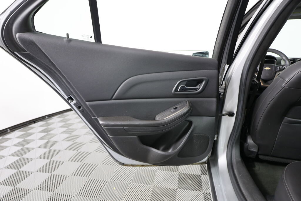 Used 2016 Chevrolet Malibu LT image 16