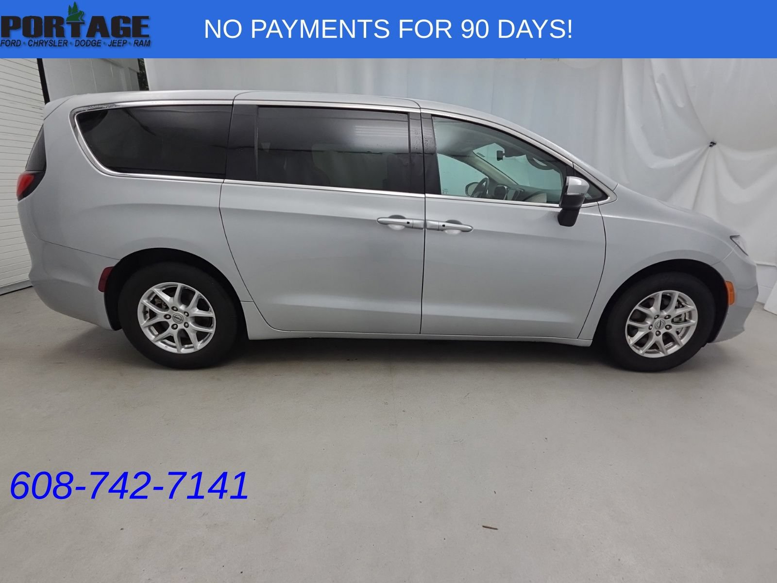 Used 2023 Chrysler Pacifica Touring-L FWD image 7