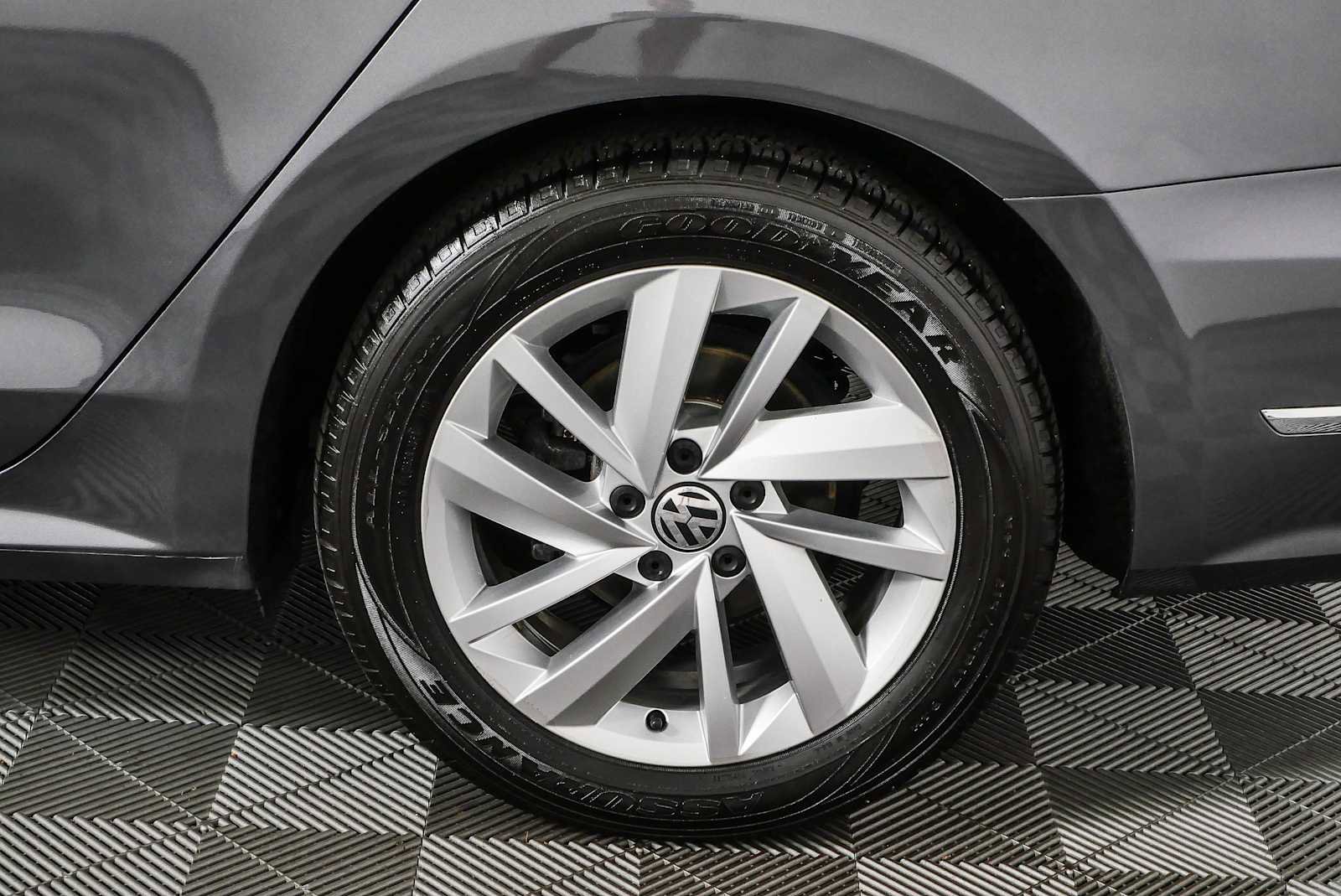Used 2018 Volkswagen Passat 2.0T SE FWD image 35