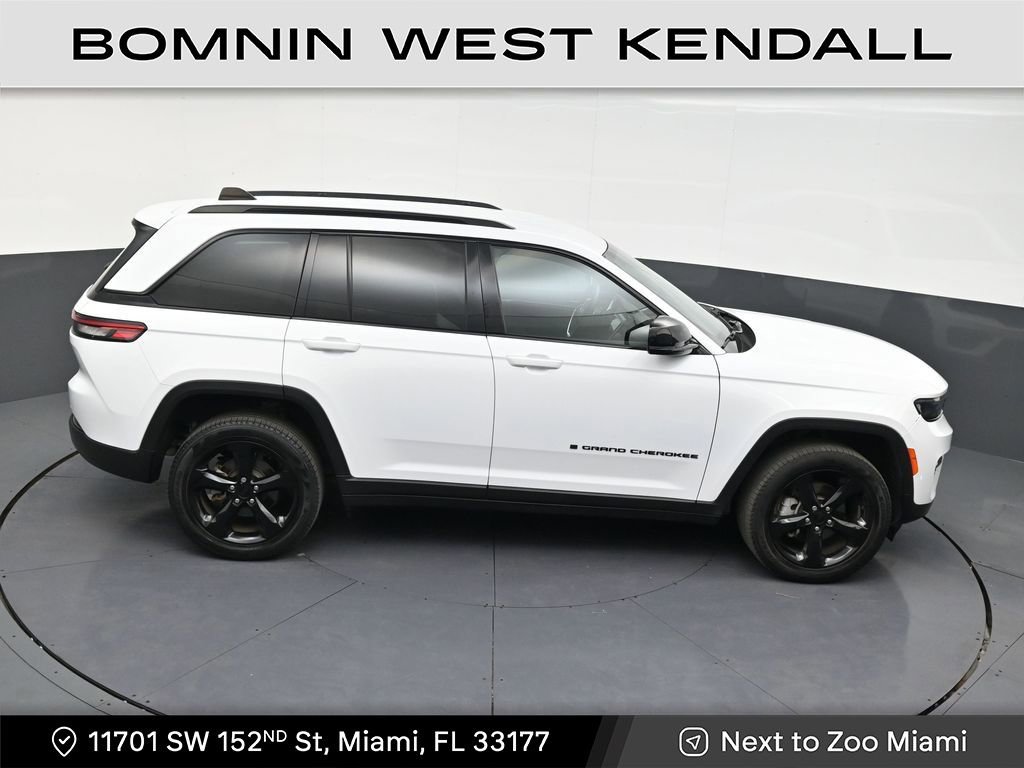 Used 2024 Jeep Grand Cherokee Limited w/ Black Appearance Package image 18