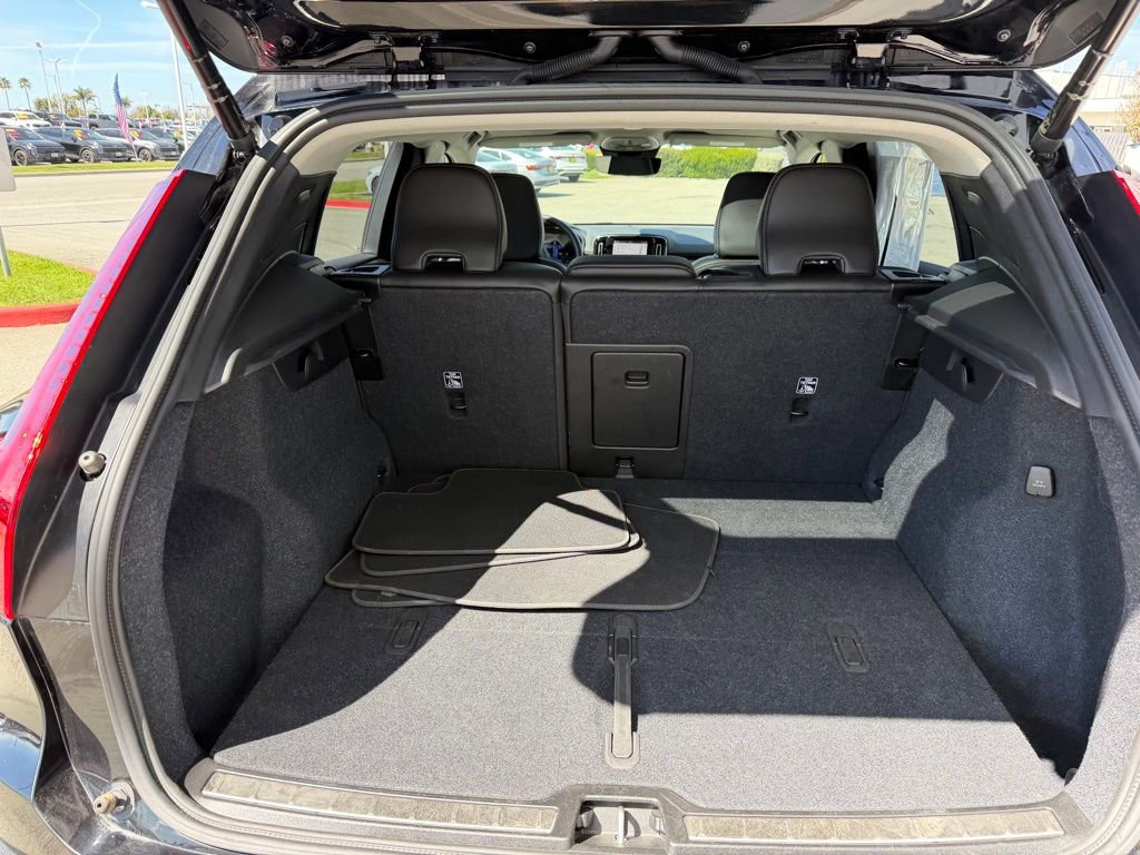 Used 2025 Volvo XC40 B5 Plus image 30