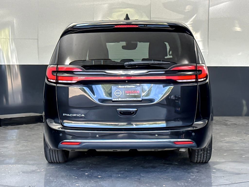 Used 2023 Chrysler Pacifica Touring-L FWD image 4