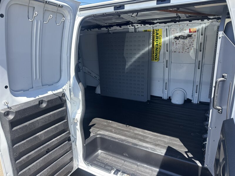 Used 2017 Chevrolet Express 2500 RWD image 10