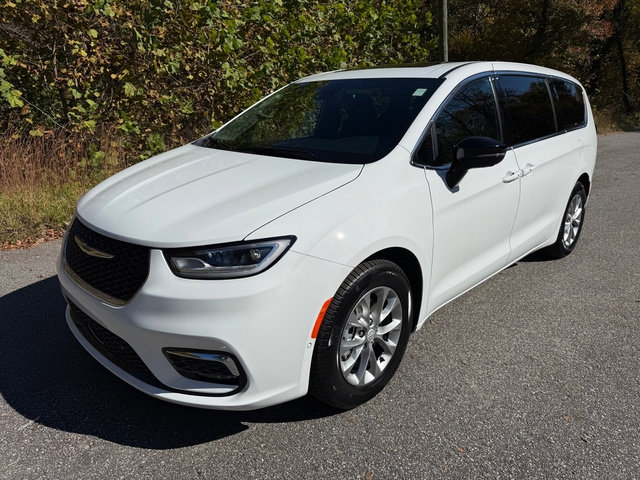 New 2026 Chrysler Pacifica Limited image 3