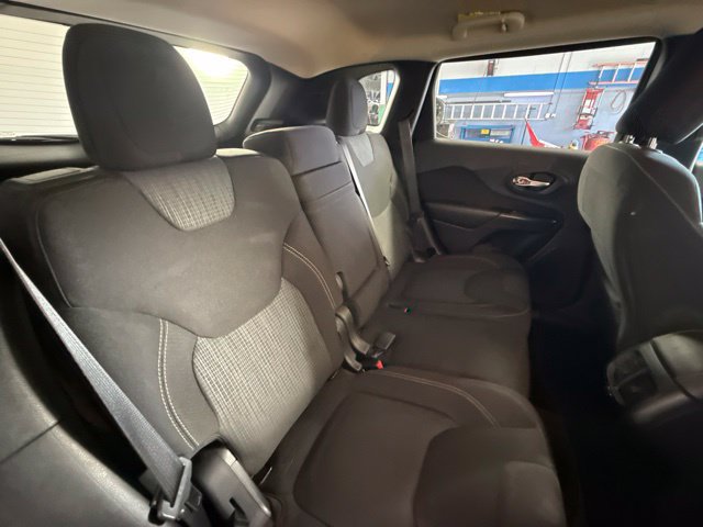 Used 2015 Jeep Cherokee Latitude w/ Cold Weather Group AWD/4WD image 31