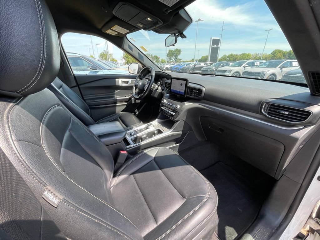 Used 2020 Ford Explorer XLT w/ Equipment Group 202A AWD/4WD image 29