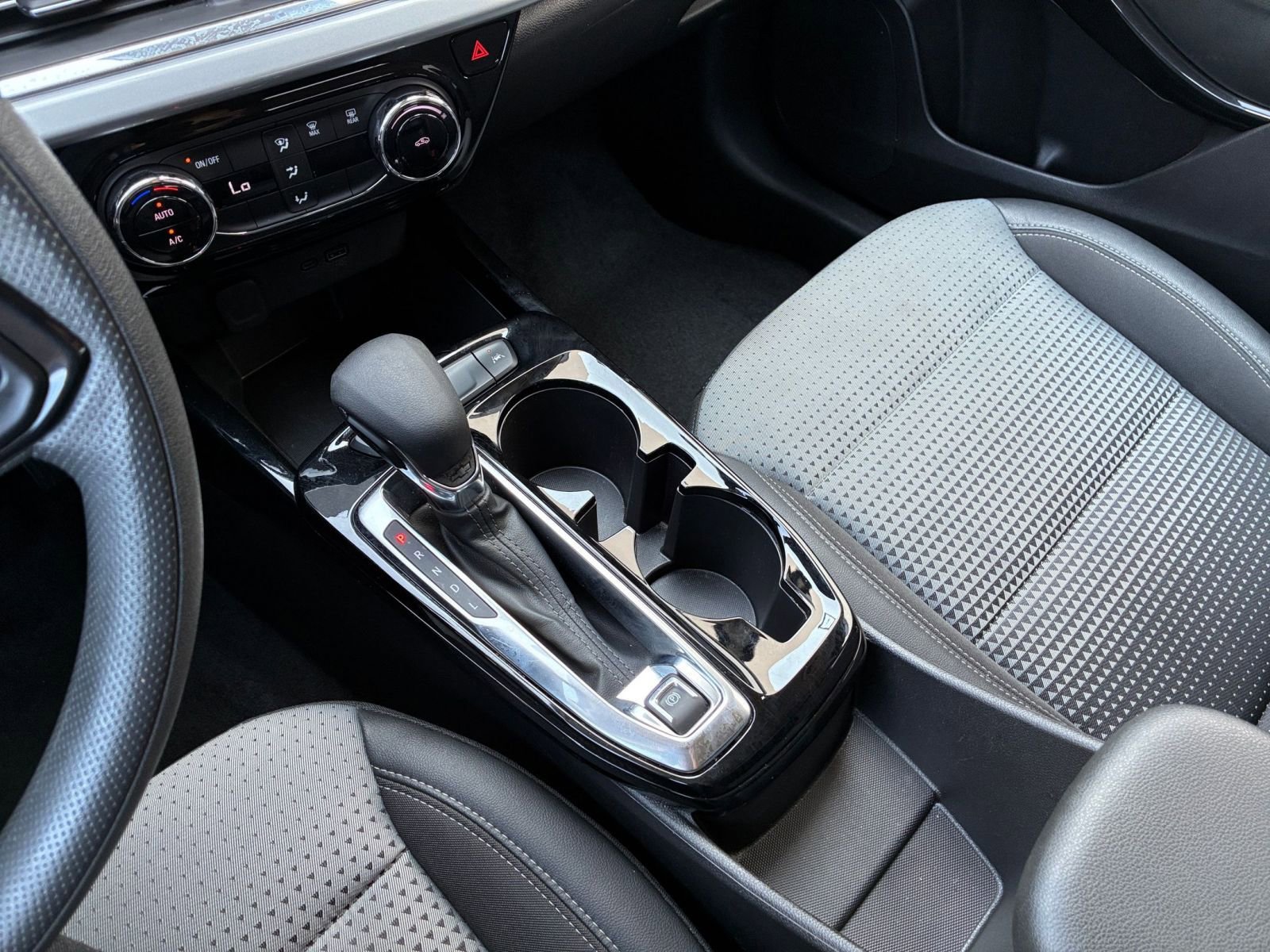 Used 2025 Chevrolet Trax LT image 40