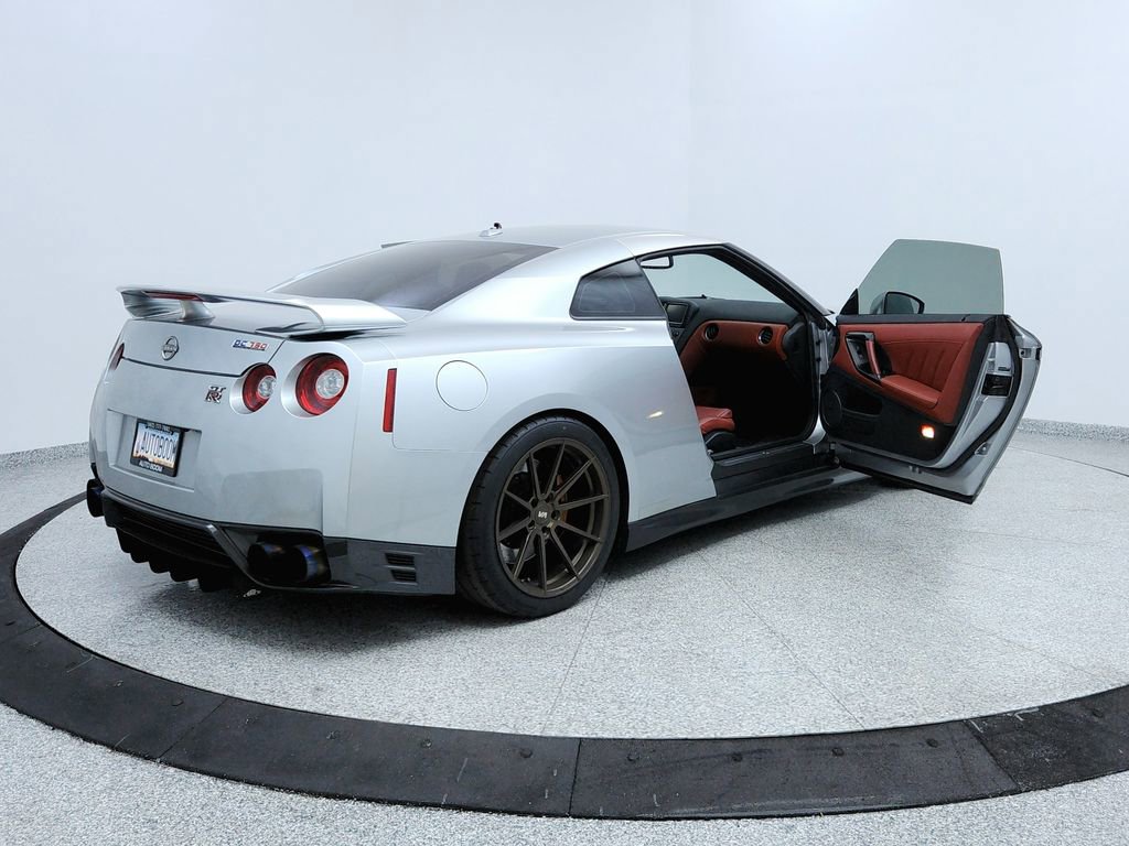 Used 2015 Nissan GT-R Premium image 11