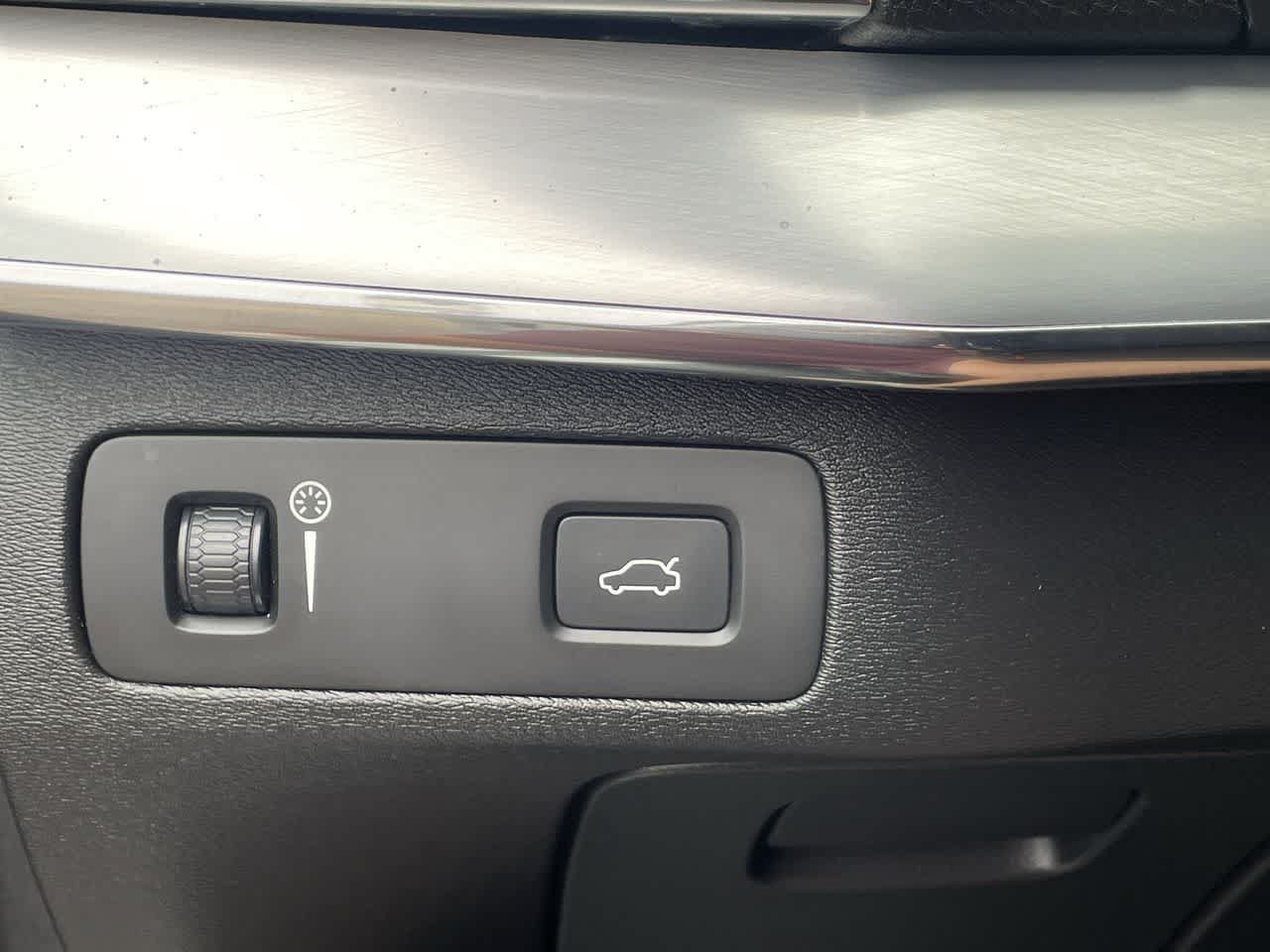 Used 2018 Volvo XC90 T5 Momentum w/ Convenience Package FWD image 28