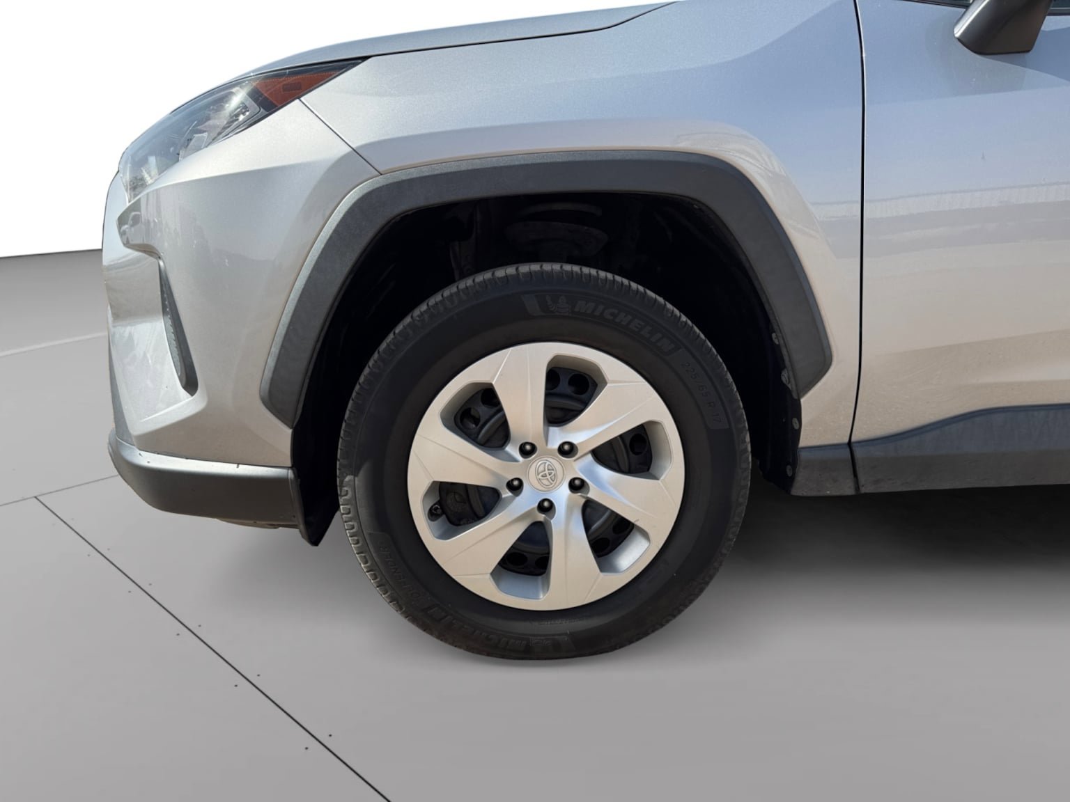 Used 2021 Toyota RAV4 LE FWD image 9