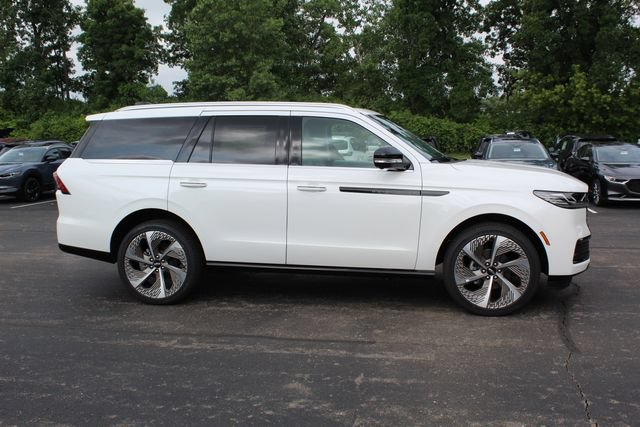 New 2027 Lincoln Navigator Black Label AWD/4WD image 2