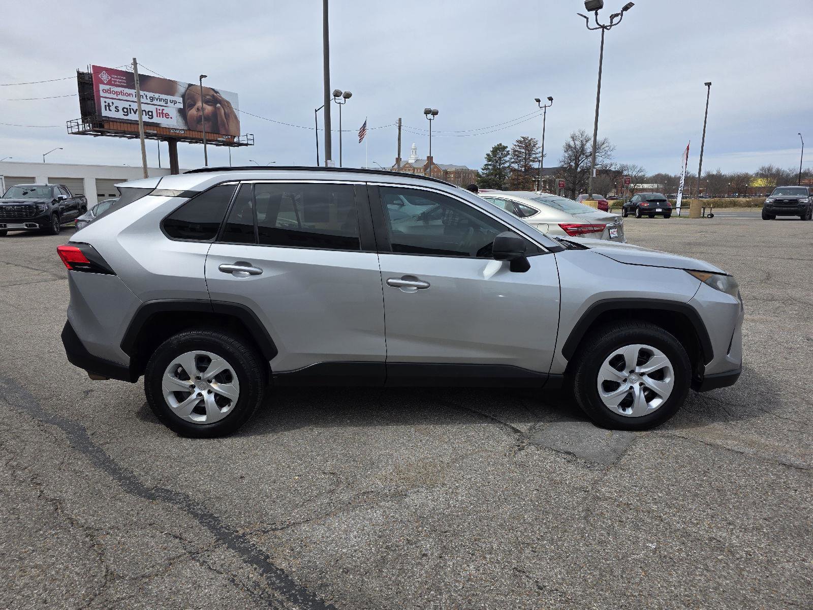 Used 2020 Toyota RAV4 LE AWD/4WD image 4