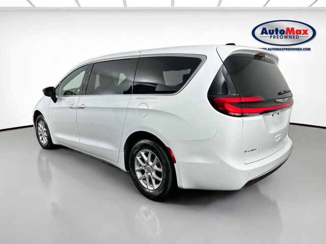 Used 2025 Chrysler Pacifica Select image 5