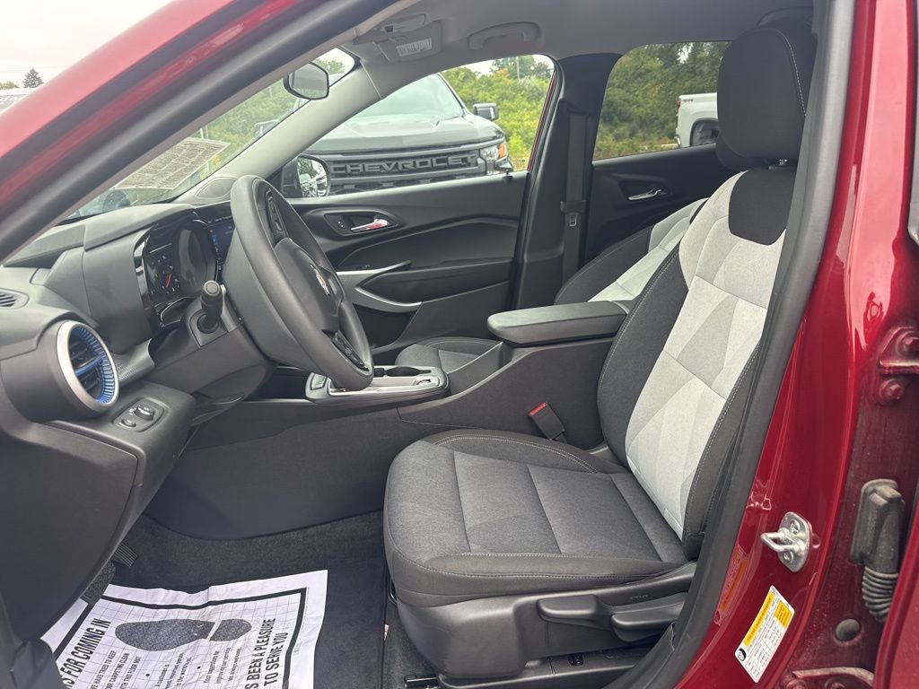 Used 2025 Chevrolet Trax LS image 22