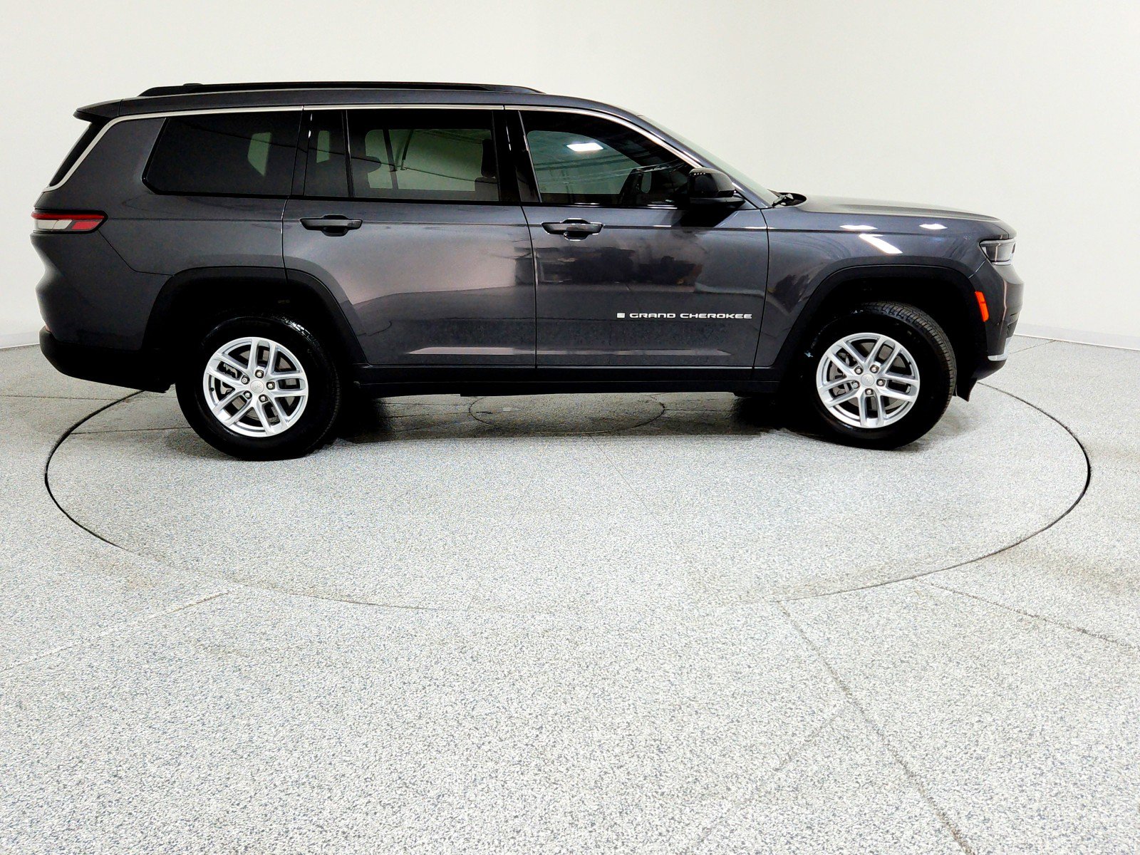 Used 2025 Jeep Grand Cherokee L Laredo w/ Luxury Tech Group I image 5