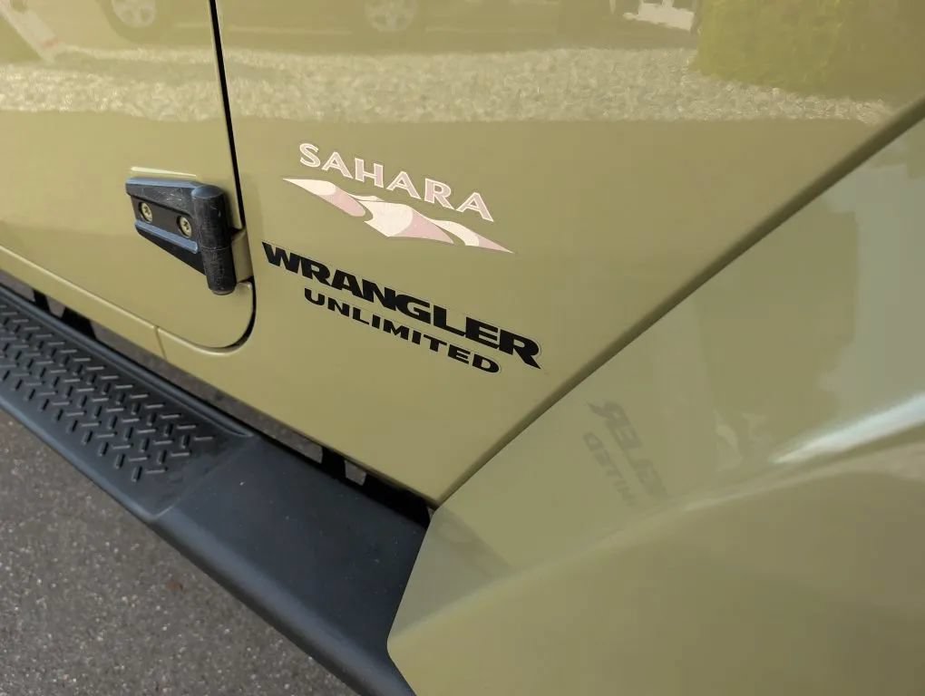 Used 2013 Jeep Wrangler Unlimited Sahara w/ Connectivity Group AWD/4WD image 18