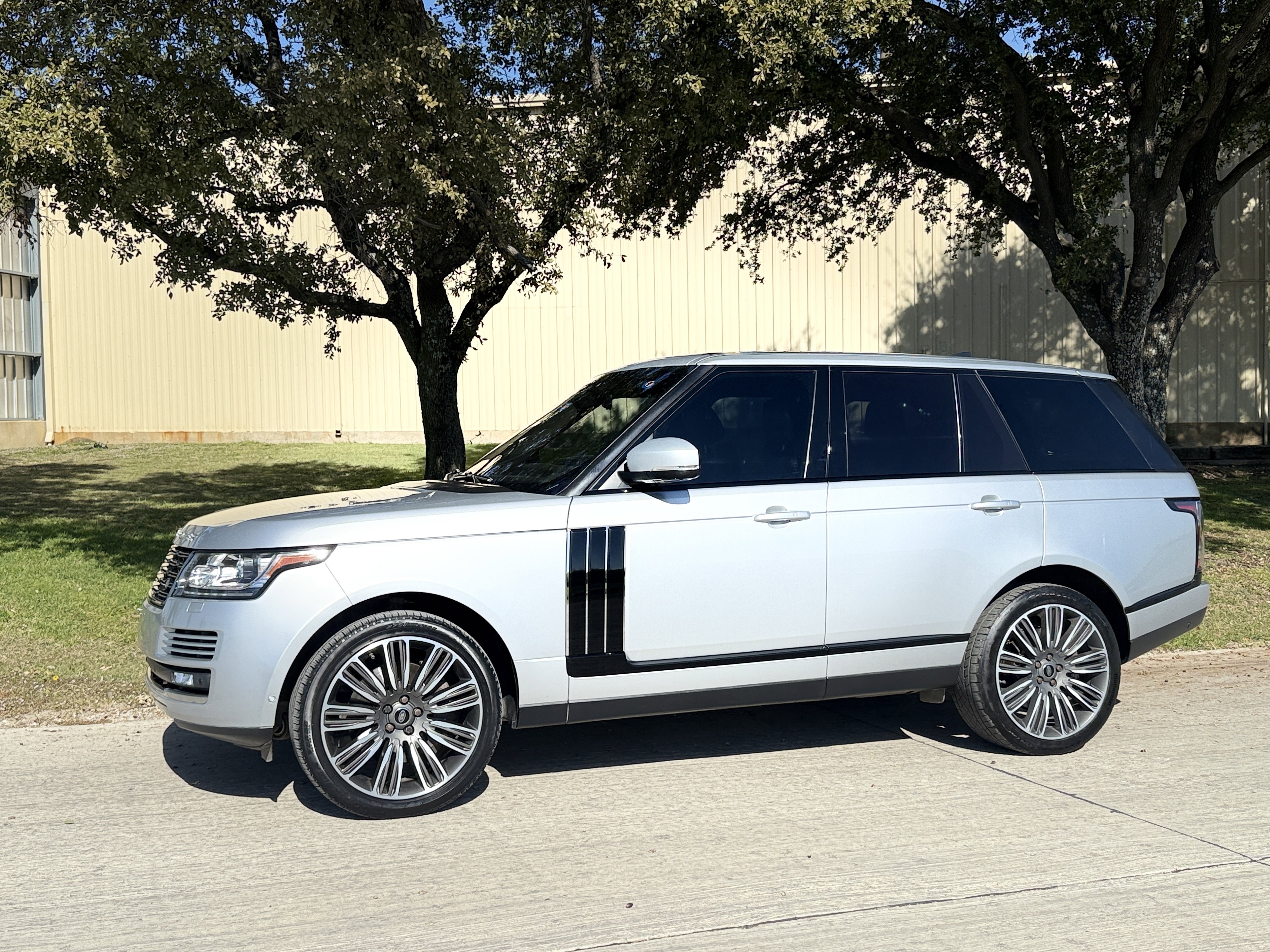 Used 2017 Land Rover Range Rover HSE image 1