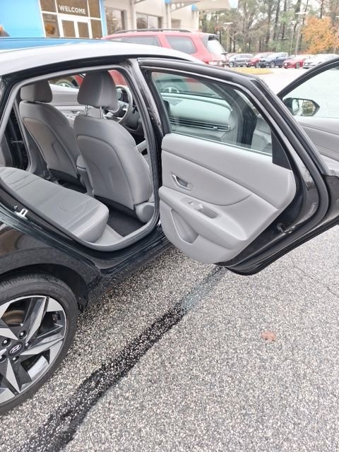 Used 2023 Hyundai Elantra SEL w/ Convenience Package image 14