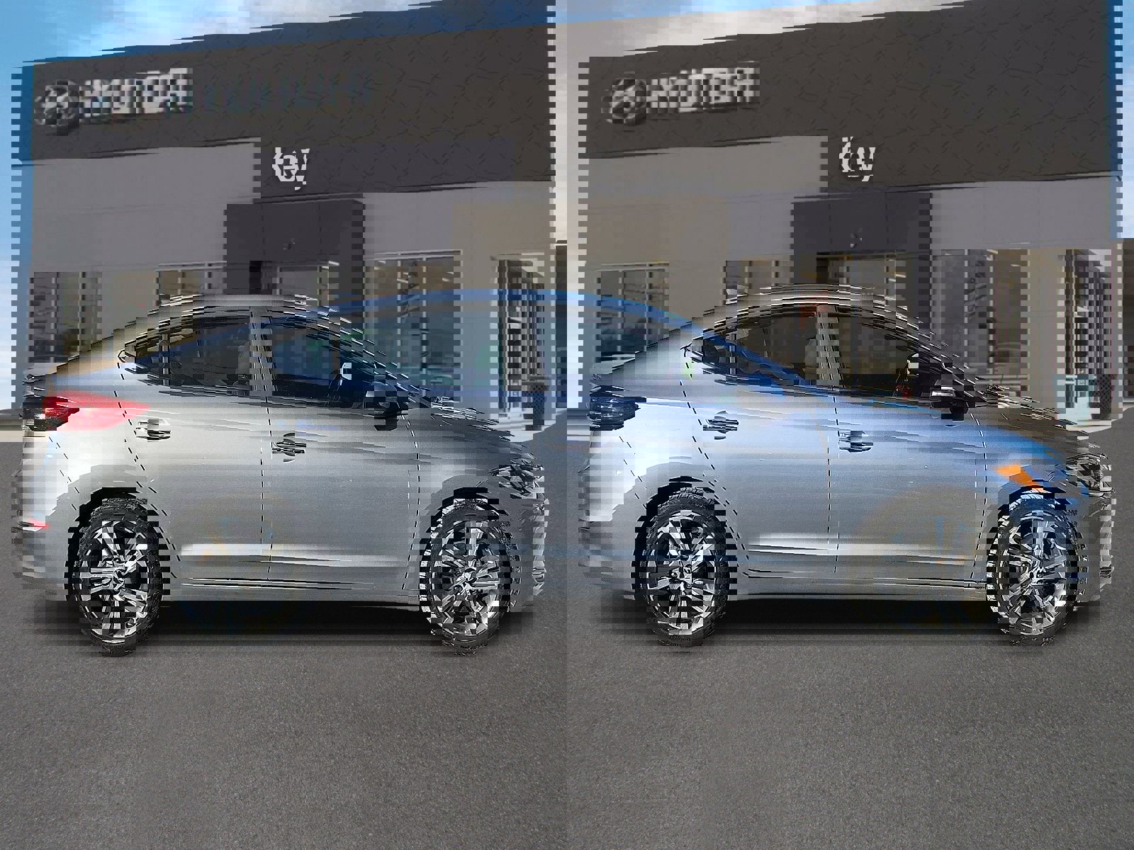 Used 2017 Hyundai Elantra Limited w/ Limited Tech Package 04 image 3