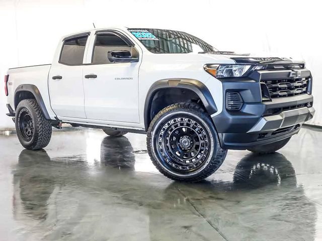 Used 2025 Chevrolet Colorado Trail Boss w/ Midnight Edition AWD/4WD image 2