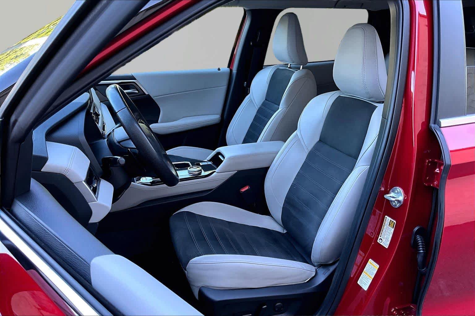 Used 2025 Mitsubishi Outlander SE FWD image 8