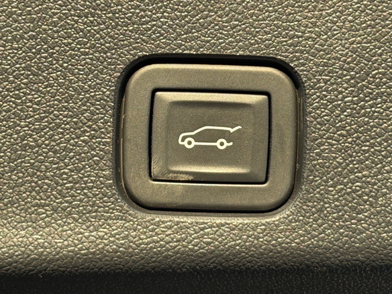 Used 2025 Chevrolet Traverse LT FWD image 29