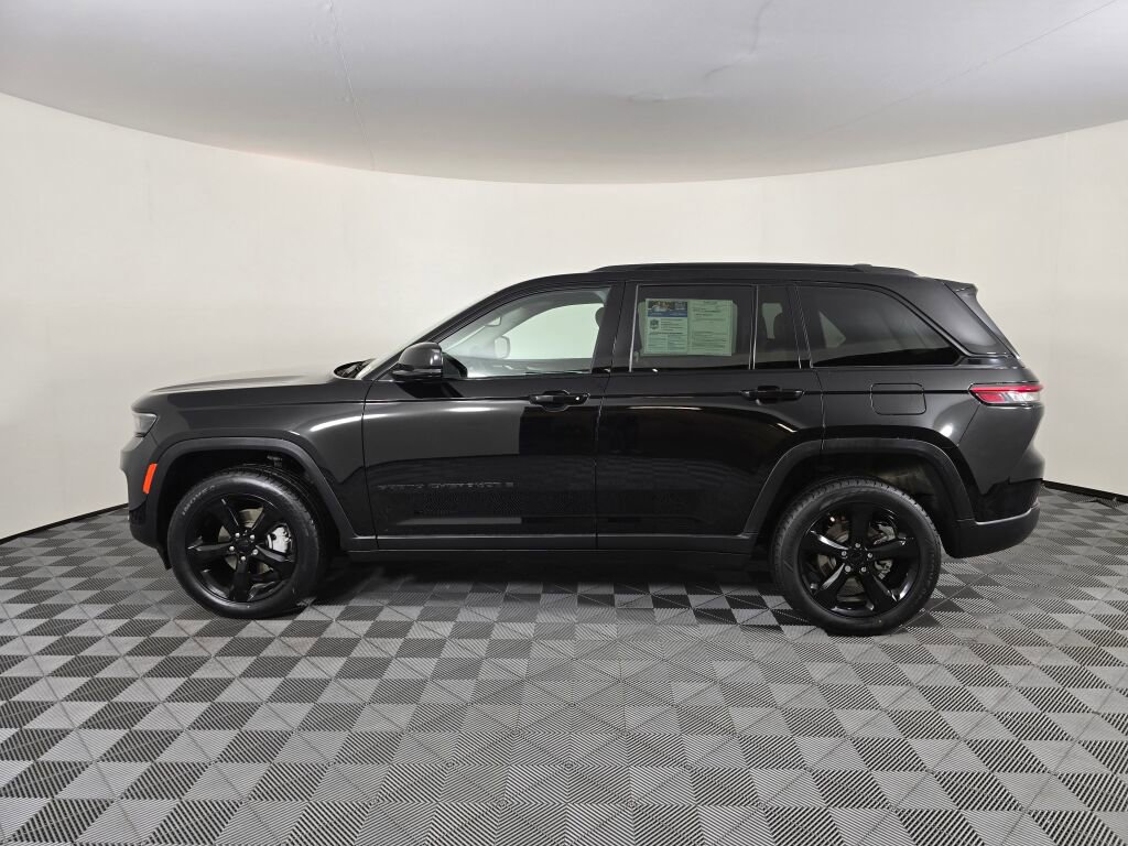 Used 2023 Jeep Grand Cherokee Limited w/ Black Appearance Package image 6