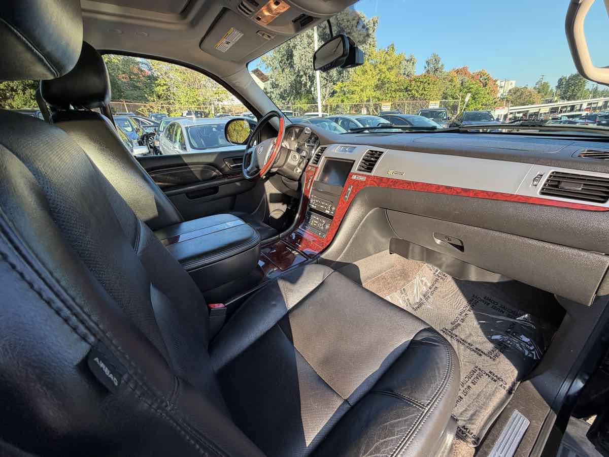 Used 2011 Cadillac Escalade 4WD Hybrid image 16