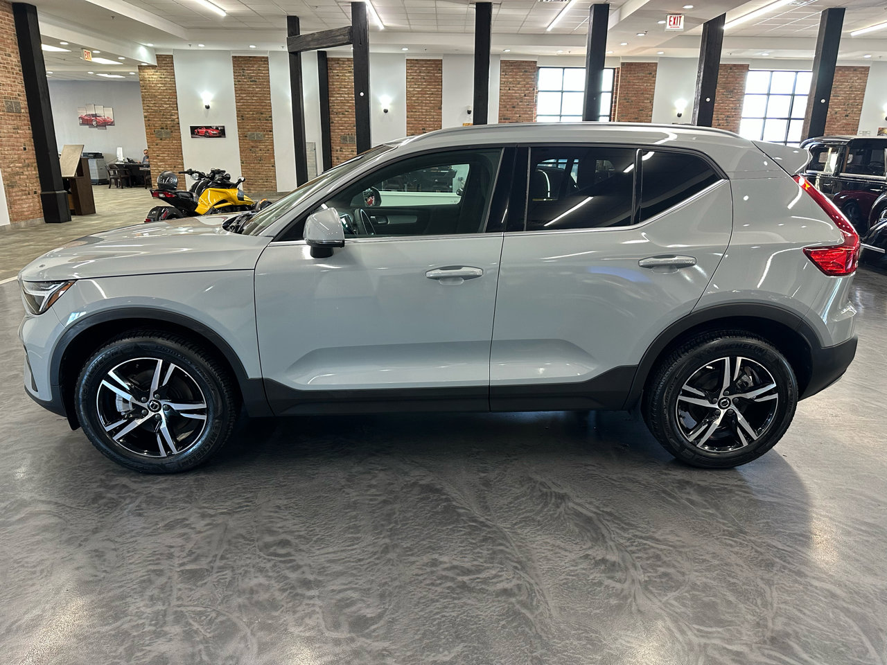 Used 2025 Volvo XC40 B5 Core image 7