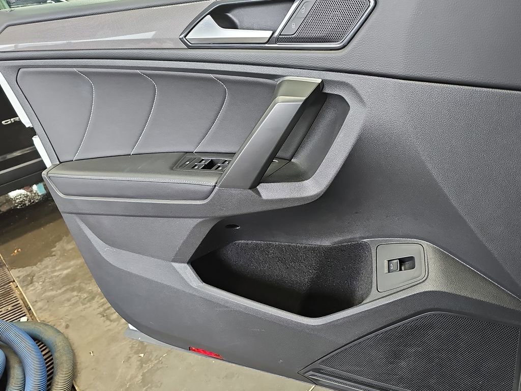 Used 2024 Volkswagen Tiguan SE image 25